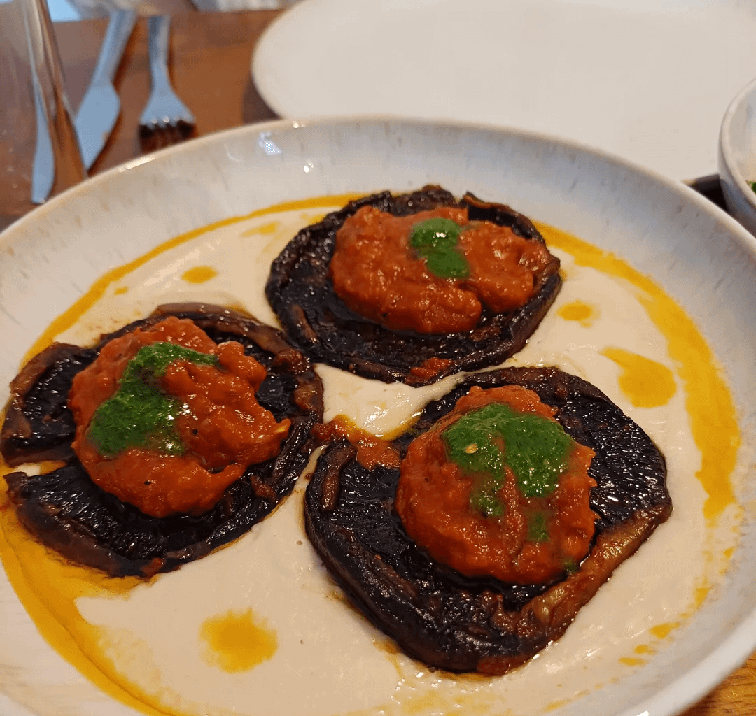 Portobellos auf Bohnenpüree - Kritharaki mit Rosinen, Mandeln, und Kräutern - Granatapfel Tomaten Salat