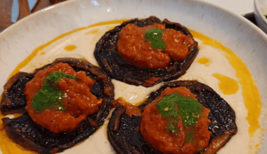 Portobellos auf Bohnenpüree - Kritharaki mit Rosinen, Mandeln, und Kräutern - Granatapfel Tomaten Salat