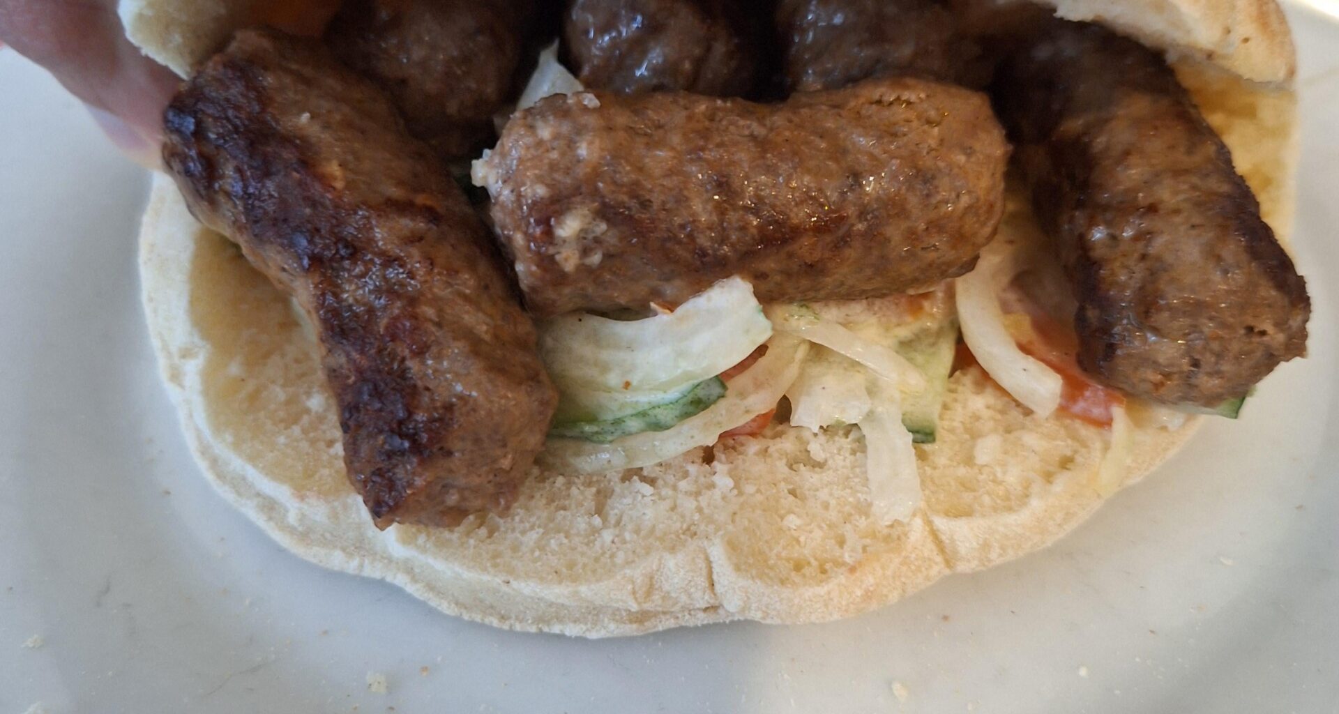 Cevapi selbstgemacht erster Versuch unfertiges Bild, lecker. Mit Rezept