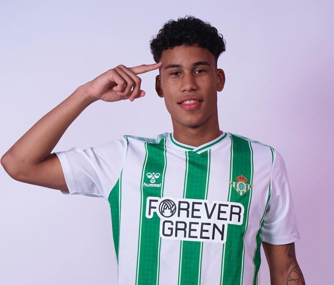 [Luca Bendoni] Inter and Real Betis are very close to reaching an agreement for 18yo centre-back, Alex Perez, to join Serie A side on loan + buy-option. Option fee worth less than €1m fixed + add-ons. 🇪🇸🔵⚫️ #Inter 👉 Details on @DiMarzio, 1st called by @MatteMoretto