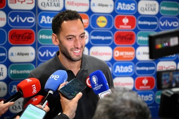 Calhanoglu: “I’m staying at Inter simply because I’m happy there. My family and I feel comfortable, my children go to school in Milan and I built everything there. That’s why it was never an option for me to leave.”@SkySportDE