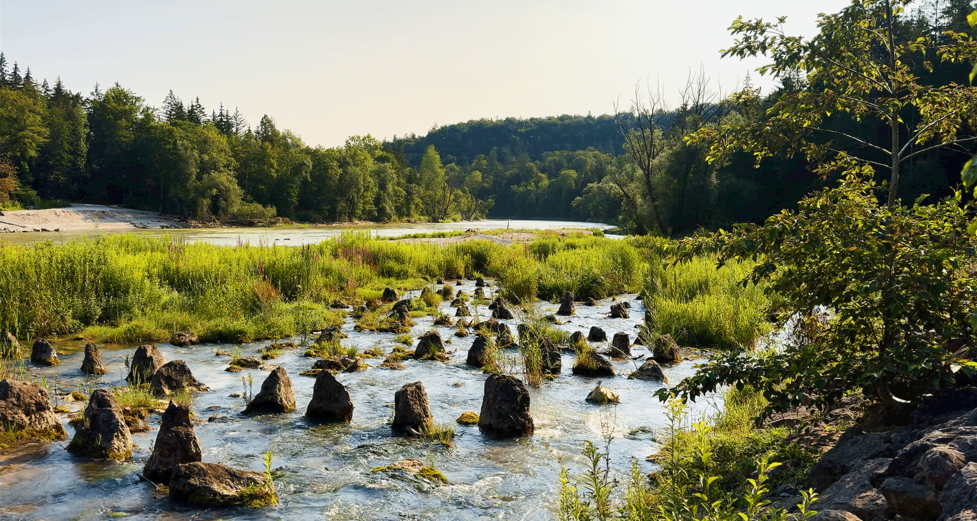 The beautiful Isar River near Munich in Germany on a tranquil summer day. 🌊 The lovely shores invite to relax and unwind midst Bavaria's beautiful nature. 🌿 Everyone who's interested can take a virtual seat by the shores and delve deeper into the peaceful ambience with at video clip at my profile.