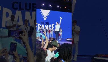 Paris 2024 : célébration de Léon Marchand au club France • RFI #paris2024 #jo2024 #leonmarchand