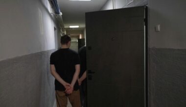 Ukraine : rare visite d'un centre de détention pour les prisonniers de guerre russes