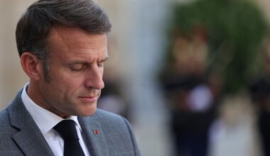 Macron écarte la nomination d’un gouvernement NFP et appelle à de nouvelles consultations mardi