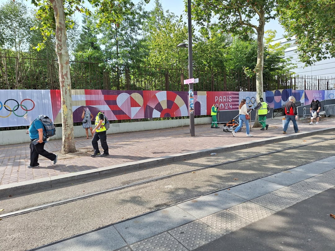 Getting Ready - Olympic rings replaced by Paralympics symbol in the streets of Paris. J-5!