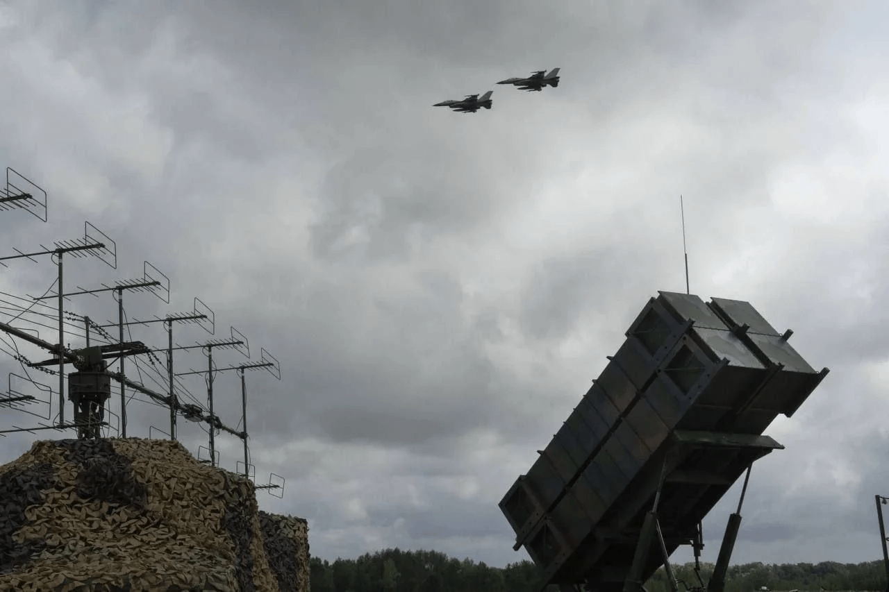 Ukranian F-16 flying over patriot launcher