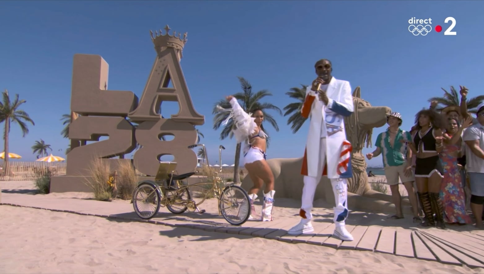 The whiplash of going from the formal IOC closing speeches to Snoop Dogg lighting up the beach in LA was everything 😂