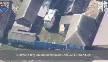 A Ukrainian FPV Pilot attacks a Russian Saphir Electronic Warfare system hidden between civilian houses. This system was presented in this configuration first in 2023 and should be able to suppress all types of drones, including FPV drones.