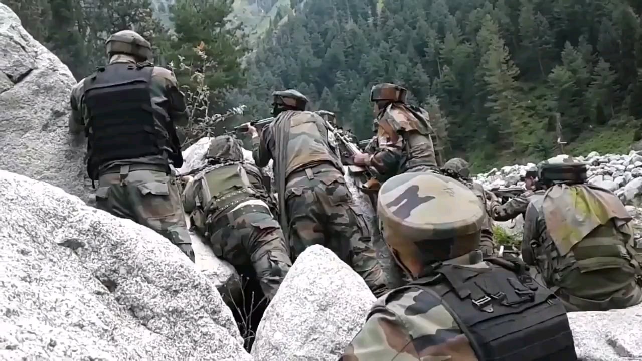 Indian soldiers and policemen lay down suppressive fire on militants, early 2010s