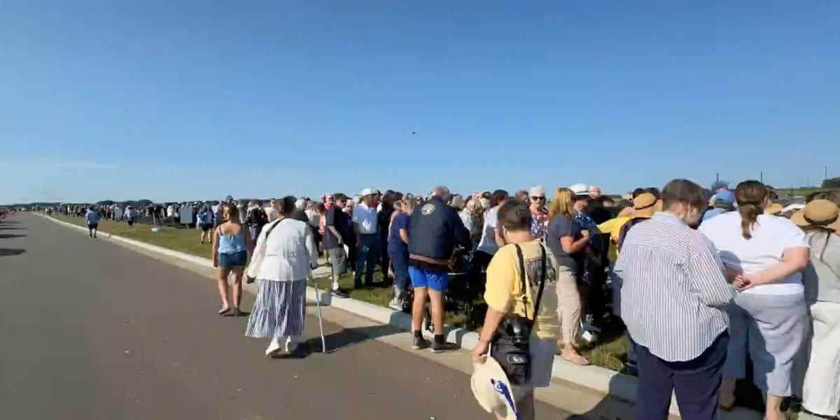 'Jaw-Dropping' Energy as Voters Line Up for Miles for Harris-Walz Rally in Wisconsin