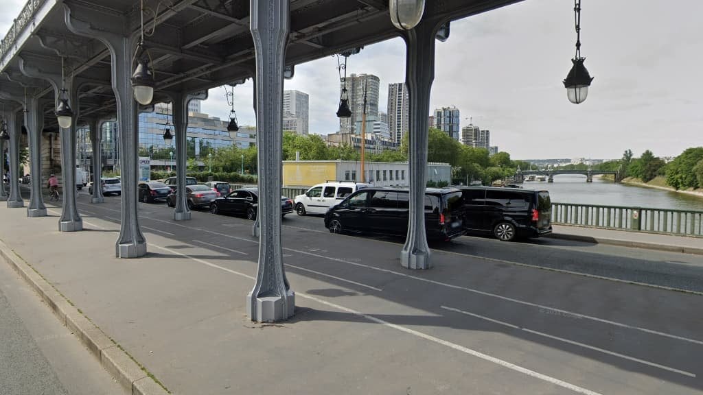 Paris: la passerelle piétonne du pont Bir-Hakeim fermée en raison de craintes d'effondrement