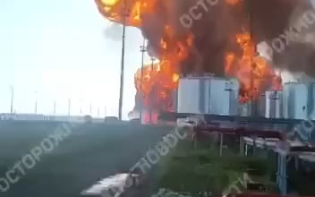 The fire at the oil depot in Proletarsk, Rostov is still not under control. The depot was hit by a Ukrainian drone on the 18th of August and still burning. The first video was filmed by Russian firefighters, second video was recorded by a Russian family from a safe distance.