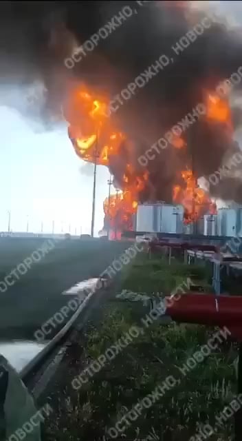 The fire at the oil depot in Proletarsk, Rostov is still not under control. The depot was hit by a Ukrainian drone on the 18th of August and still burning. The first video was filmed by Russian firefighters, second video was recorded by a Russian family from a safe distance.