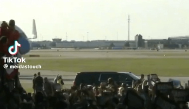 Kamala Harris and Tim Walz received a rock star welcome as they arrived to their Michigan rally in Air Force Two.