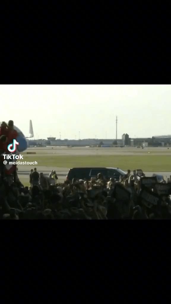 Kamala Harris and Tim Walz received a rock star welcome as they arrived to their Michigan rally in Air Force Two.