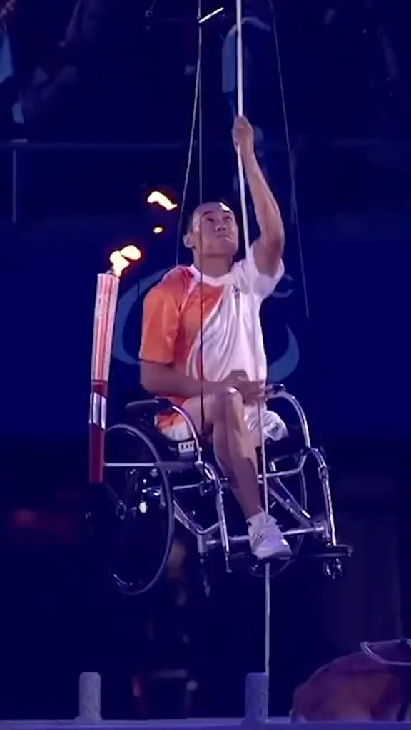 Flashback to Hou Bin’s famous climb to light the flame at the Beijing 2008 Paralympics