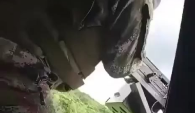 Moment when a Colombian National Army helicopter is attacked by FARC dissidents in the Cauca department. The helicopter came under fire while landing to deploy troops engaged in combat against the criminal group.