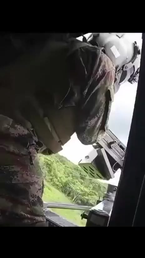 Moment when a Colombian National Army helicopter is attacked by FARC dissidents in the Cauca department. The helicopter came under fire while landing to deploy troops engaged in combat against the criminal group.