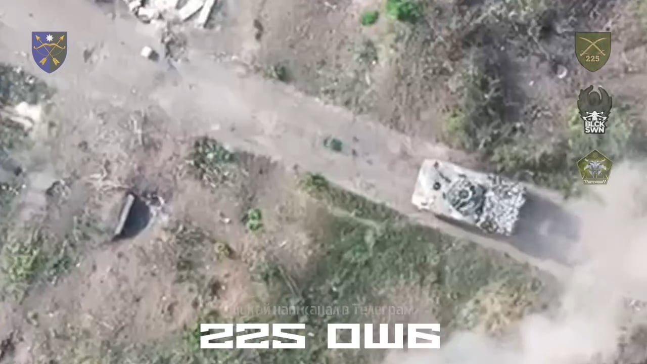 A Russian BMD-4M leads an attack on Ukrainian trenches next to Chasiv Yar and drops off Russian troops before a Ukrainian FPV drone hits it, the attack is repulsed with one Russian soldier captured by the Ukrainians (48.601804, 37.854623)