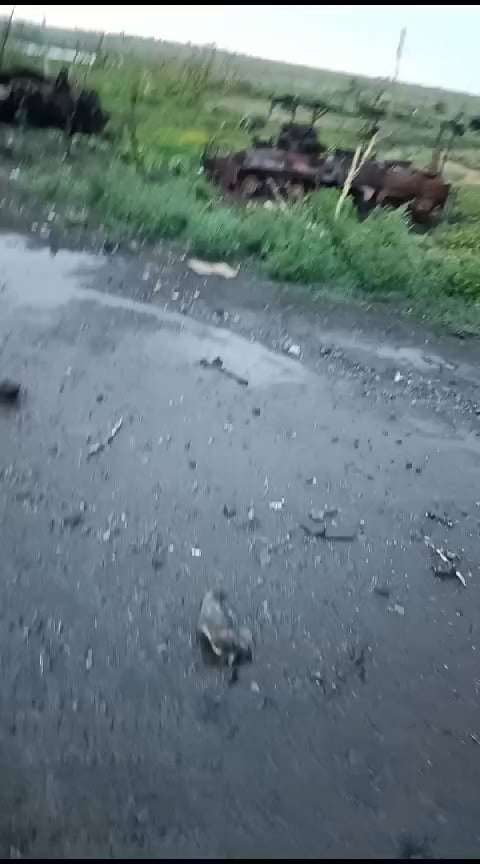 Last stand of a M2 Bradley surrounded by Russian vehicles