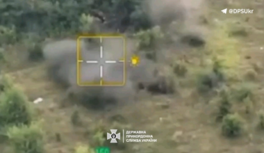 M101 105mm howitzer operating against Russian camouflaged positions with the guidance of observation drones in the Vovchansk front. Hart Border Guards Brigade, Published on August 10, 2024.