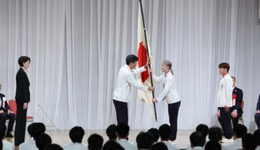 Team Japan returns the Team Flag gifted by Prince Chichibu back in the 1924 Olympic Games in Paris 👏