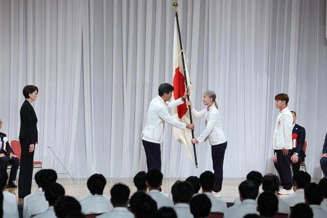 Team Japan returns the Team Flag gifted by Prince Chichibu back in the 1924 Olympic Games in Paris 👏