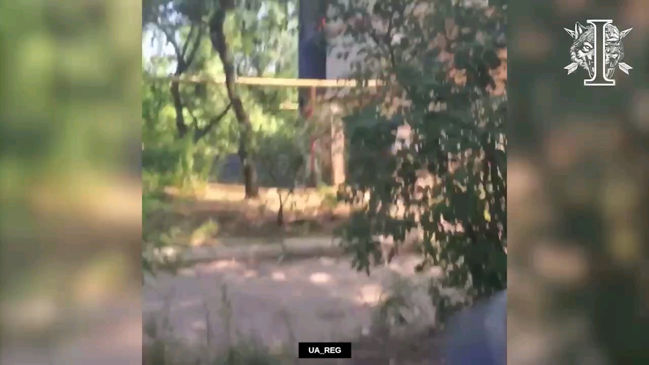 Street battles in Pivnichnoye, Donetsk, filmed from drones & GoPro of Ukrainian fighters who magdumps into group of retreating Russians in close combat