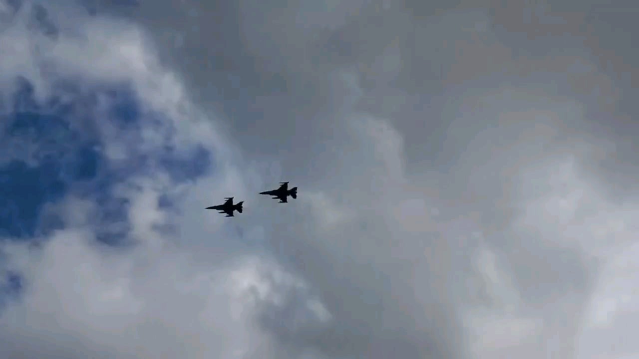 Ukranian F-16 flyby