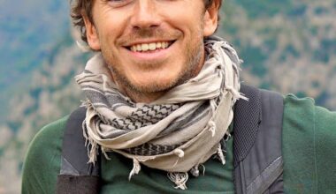 Does anyone know what the type of scarf Simon Reeve wears is called?