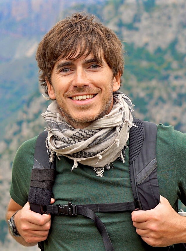 Does anyone know what the type of scarf Simon Reeve wears is called?