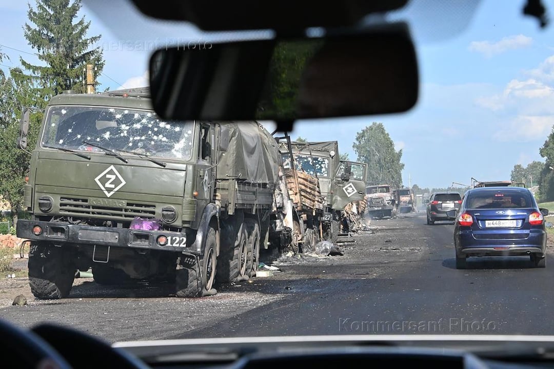 More photos of the destroyed Russian troop transport convoy - near Rylsk, in the Kursk Oblast - it was struck by a Ukrainian HIMARS missile strike.