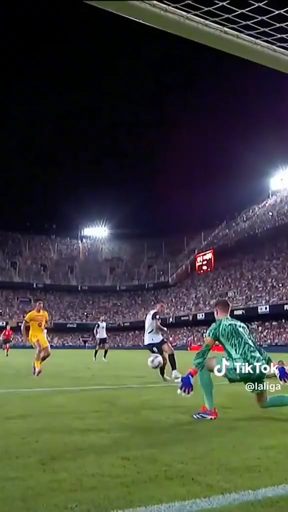 Pau Cubarsí’s goal line clearance vs Valencia yesterday