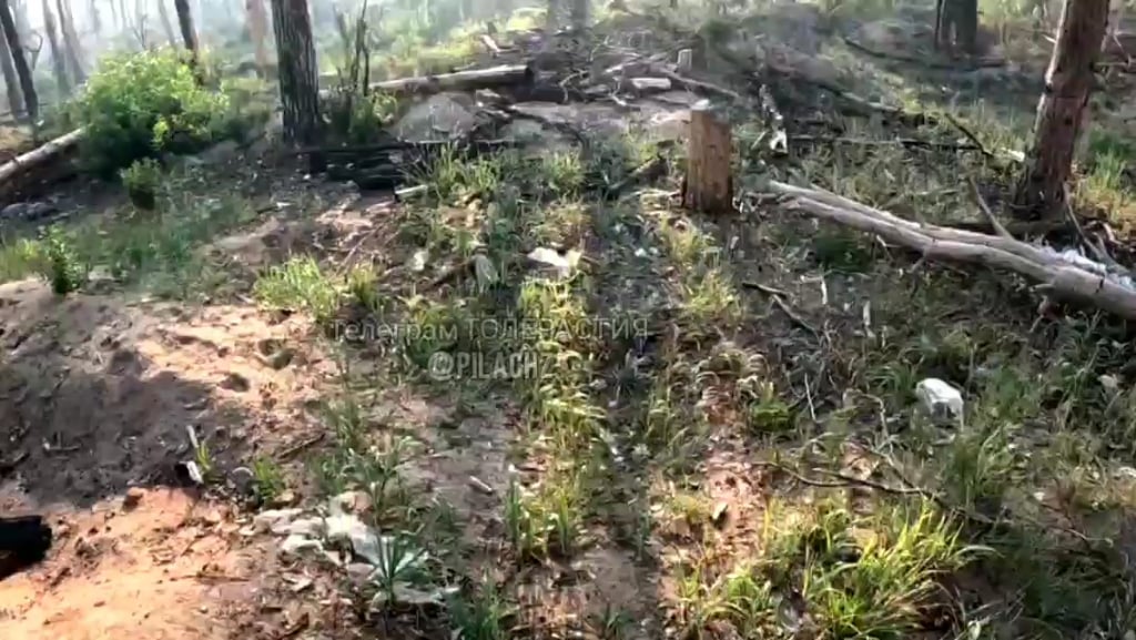 Russian soldier in the Kreminna forest shoots an FPV drone with one shot and then meets up with his squad to get ready to leave