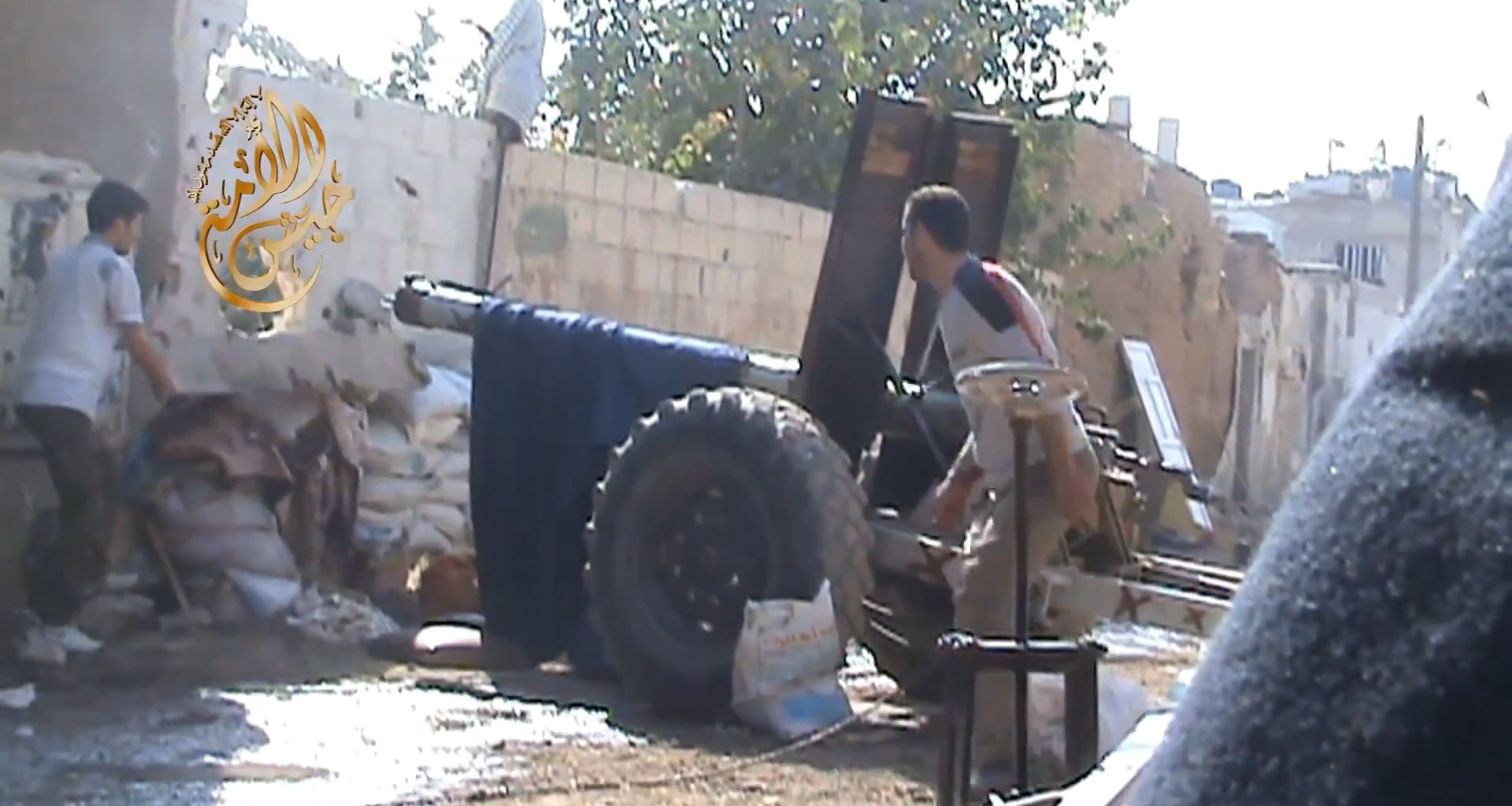 FSA targeting Syrian Army controlled buildings with an interesting homemade howitzer - Jobar, Damascus - 11/19/2014