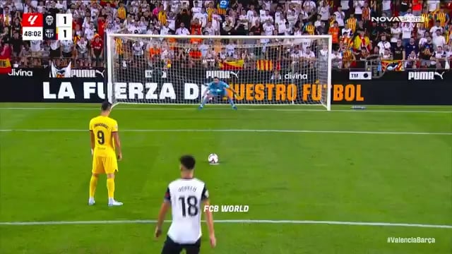 Lewandowski's penalty against Valencia