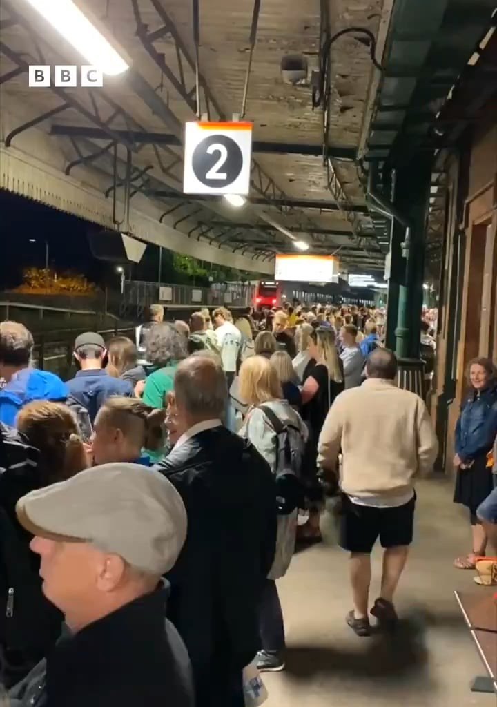 The scenes on the trains home from the Eisteddfod in Pontypridd yesterday. 🏴󠁧󠁢󠁷󠁬󠁳󠁿