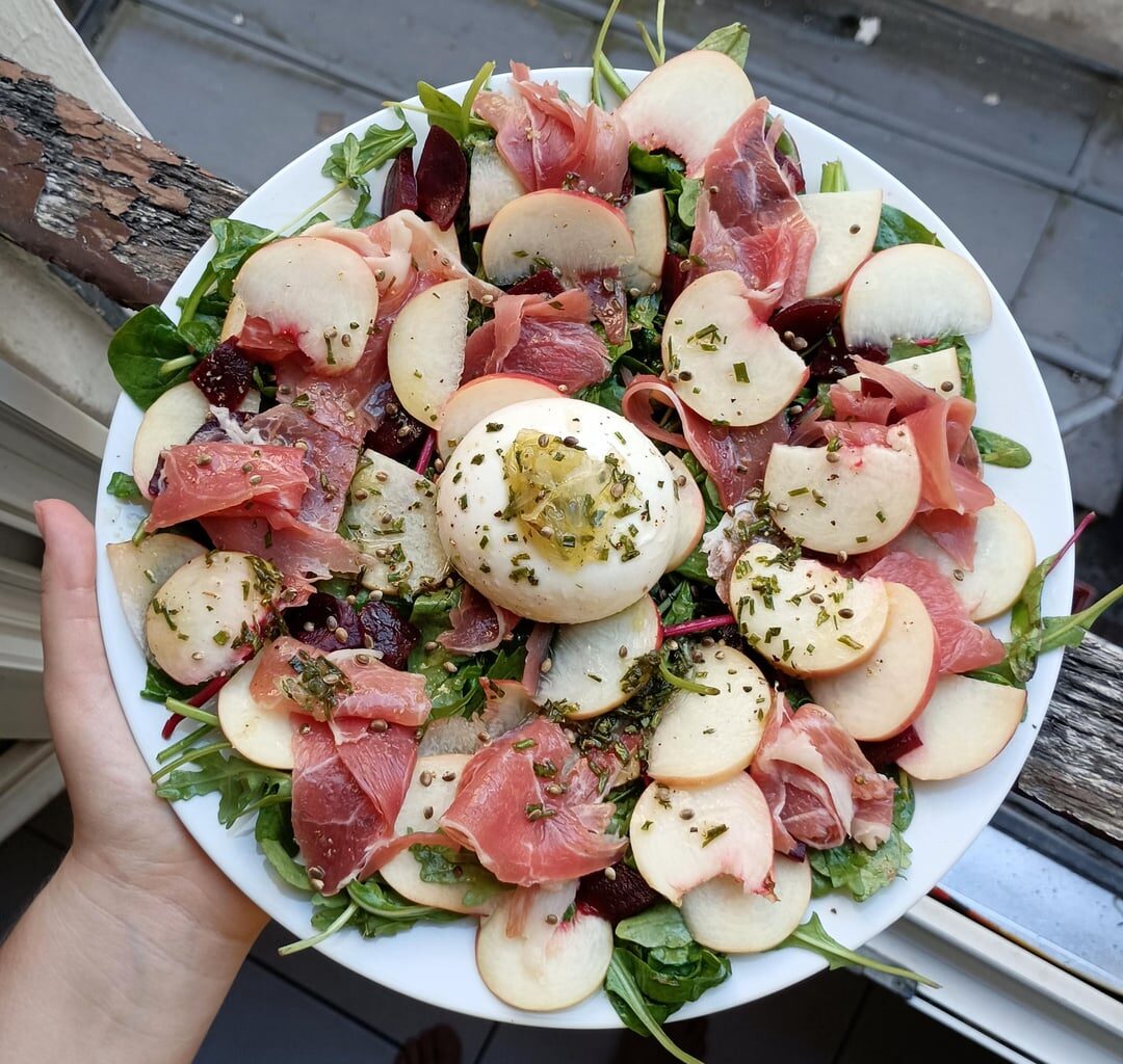 Salade Burrata pêche betterave et jambon cru