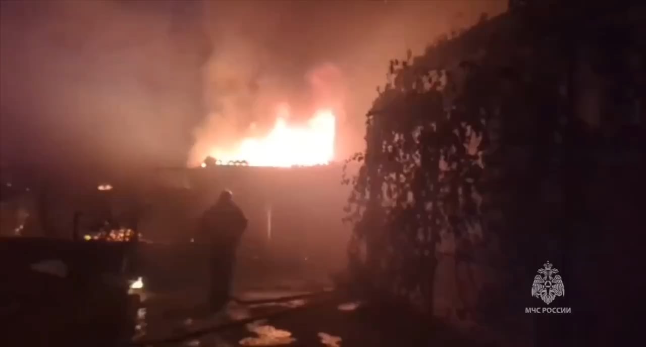 Burning oil depot in Rostov region, day 6 - Fire spread from oil depot to neaby city Proletarsk, 5 houses burns at this moment