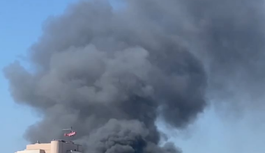 An administrative building in Moscow caught fire. According to rosZMI, the fire spread to neighboring warehouses. A total of 1,000 m2 was burned. The Muscovites even had to involve aviation and a fire ship.