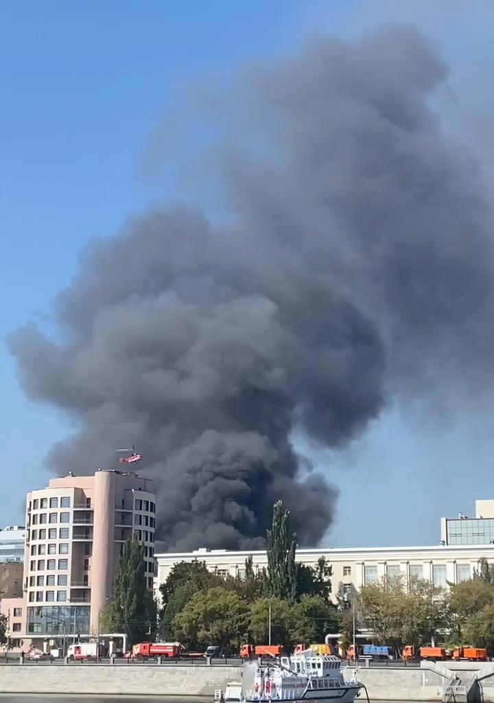 An administrative building in Moscow caught fire. According to rosZMI, the fire spread to neighboring warehouses. A total of 1,000 m2 was burned. The Muscovites even had to involve aviation and a fire ship.