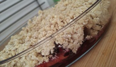 We have an overladen apple tree in our garden and neighbour mentioned she would happily take some off us. Dropped round a big bag full on Sat and then yesterday we got a knock delivering this crumble using our fruit.