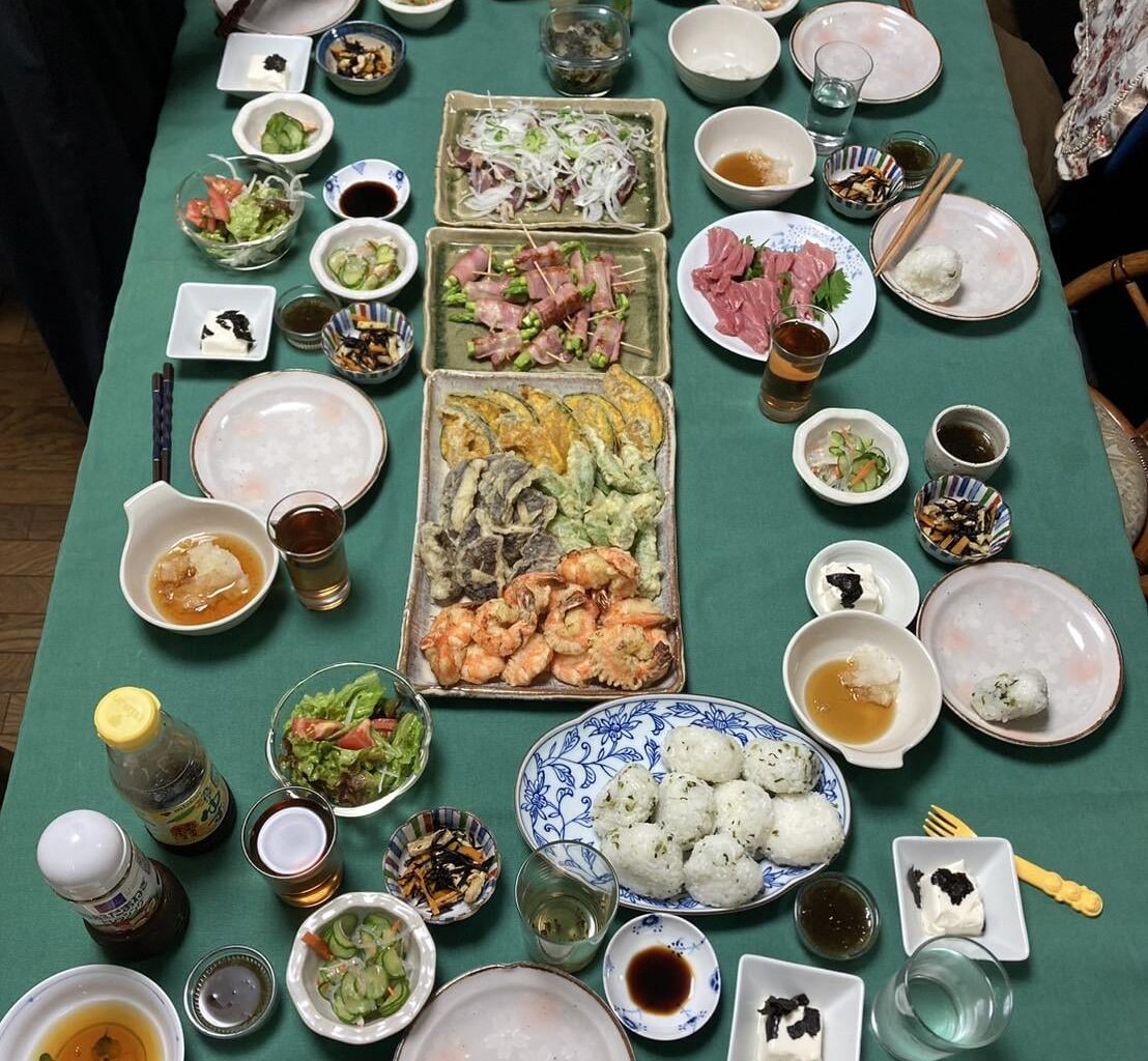 L'esprit de la table au Japon! Une orgies de petits plats délicieux qui recouvrent presque la totalité de la nappe. Qu'en dites vous?