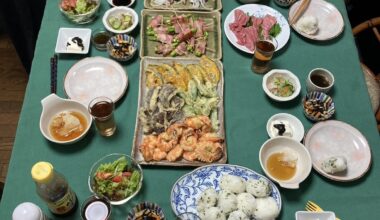 L'esprit de la table au Japon! Une orgies de petits plats délicieux qui recouvrent presque la totalité de la nappe. Qu'en dites vous?