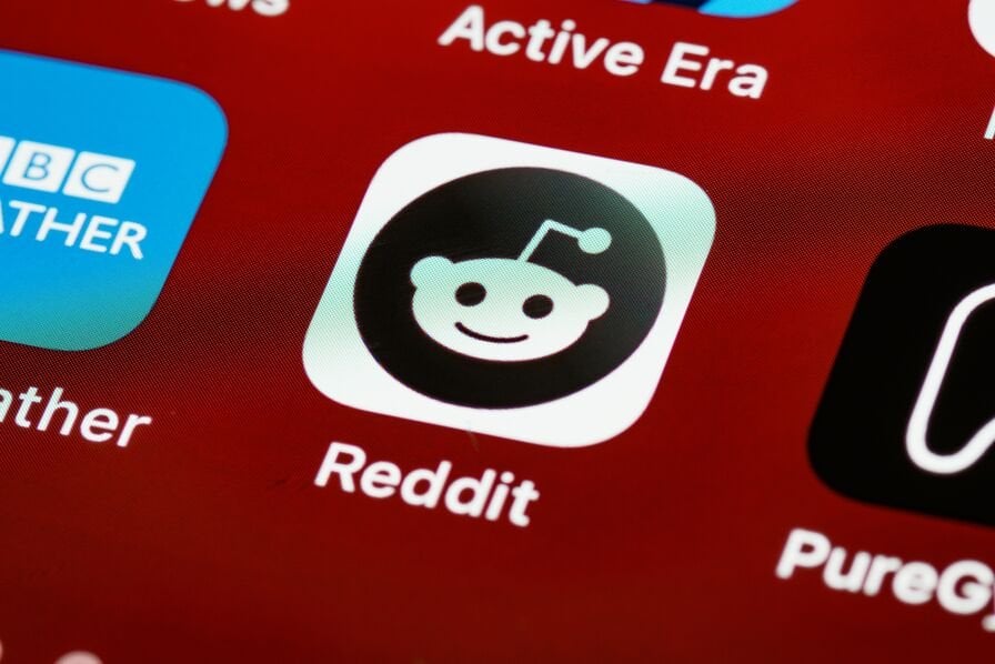 Reddit cherche de nouvelles sources de revenus et pourrait faire payer ses utilisateurs