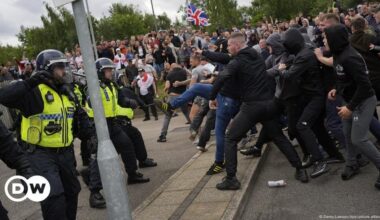 UK: Far-right rioters storm hotel housing migrants