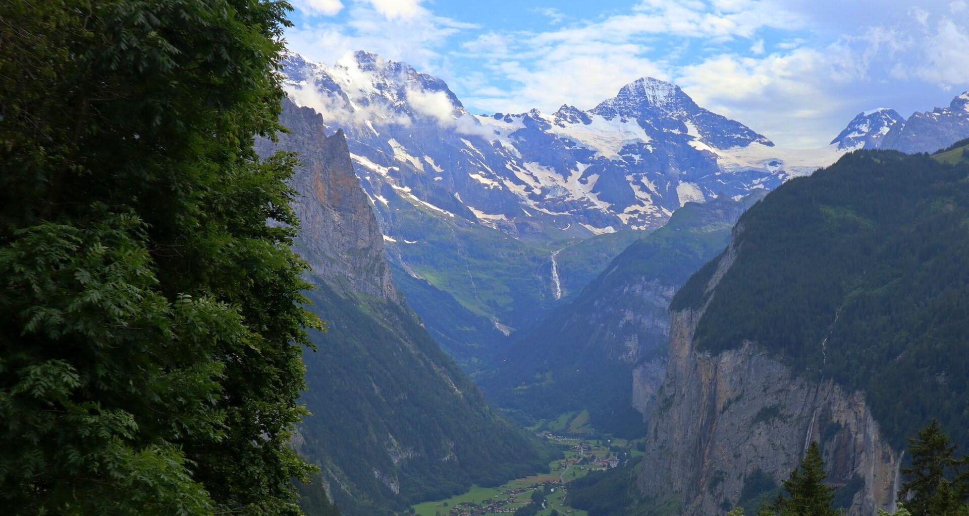 Lauterbrunnen valley, Switzerland [OC]