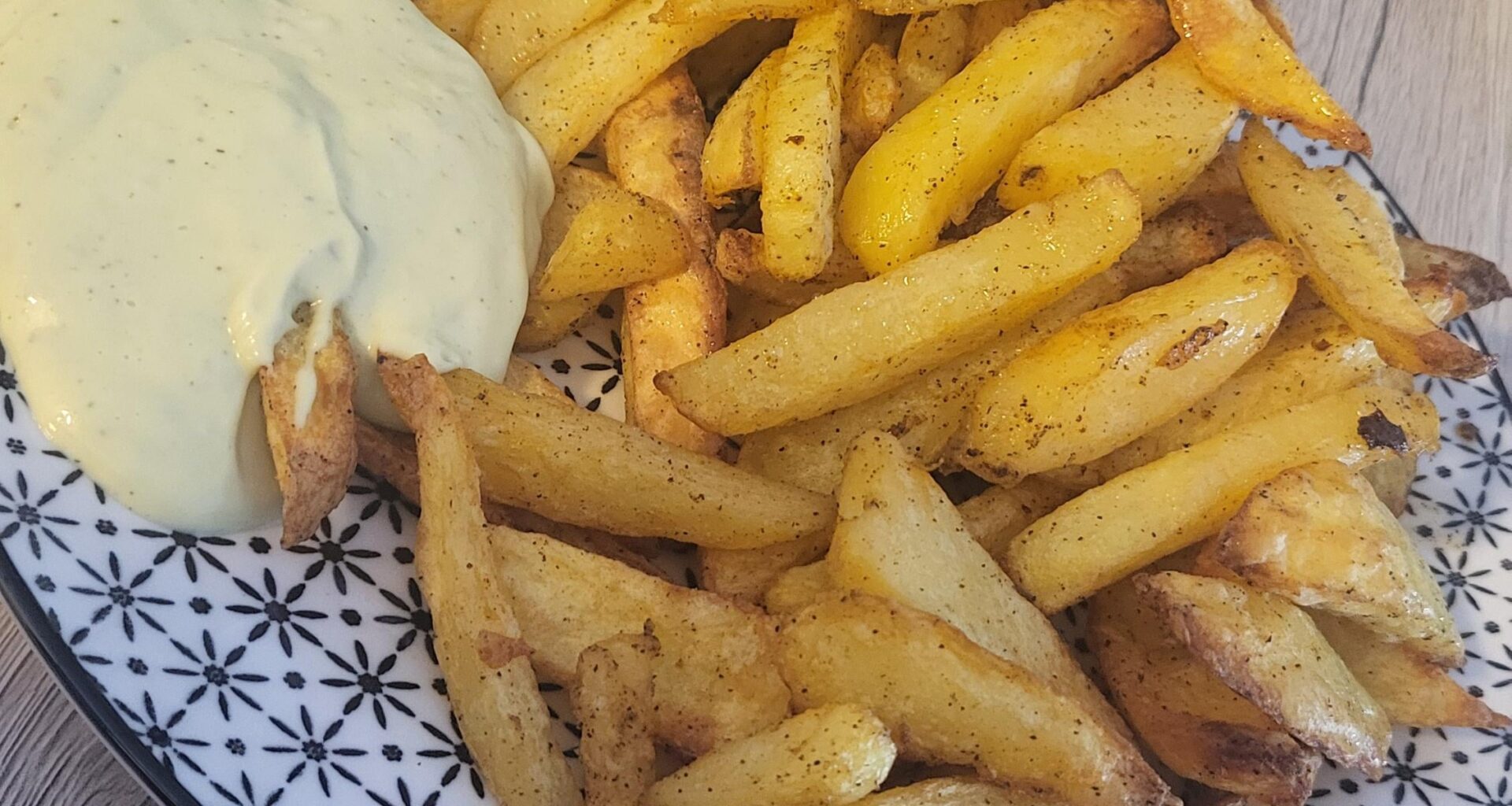 Selbgemachte Pommes und Avocado Mayo