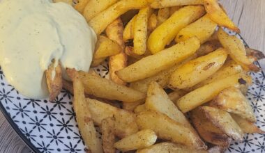 Selbgemachte Pommes und Avocado Mayo